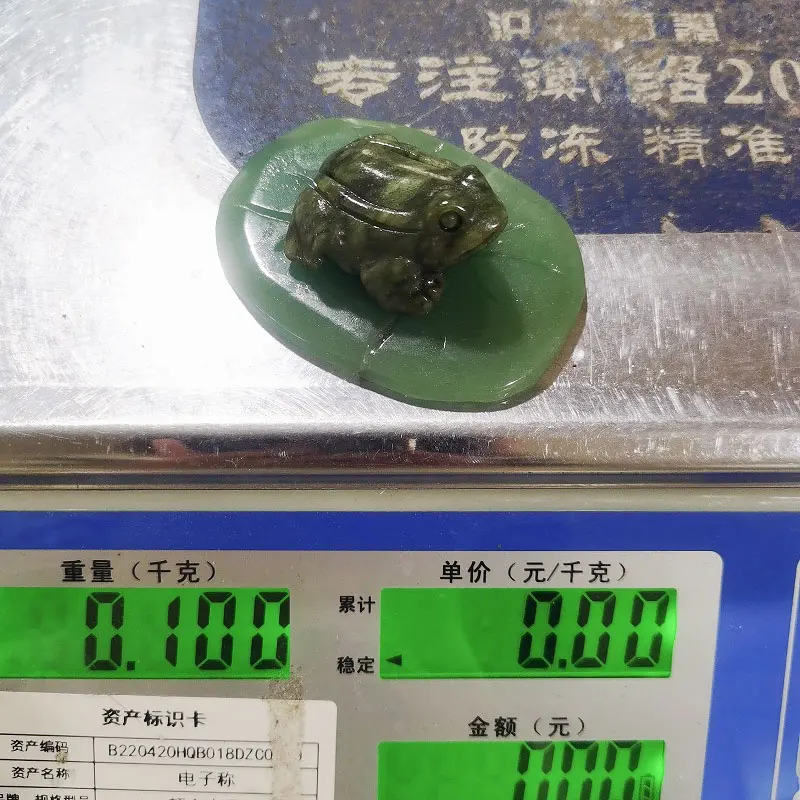 Popular crystals carving craft xiuyu jade frog on green aventurine lotus leaf