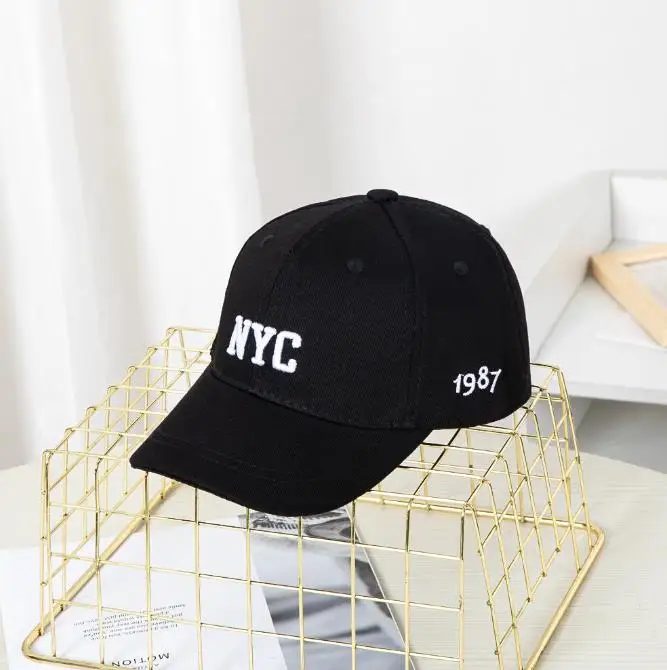 Спортивная бейсболка с вышитыми буквами