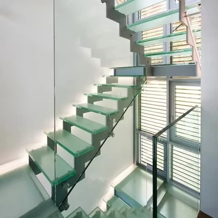 Элегантная Крытая Прямая Лестница со стеклянными ступенями и стальной конструкцией