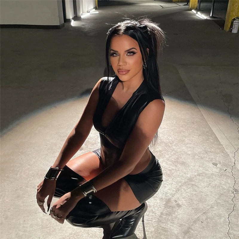 2023 Spring New Wholesale Womens Sexy Bright Face Imitation Leather Tight Vest High Fanny Pack Hip Short Skirt Suit