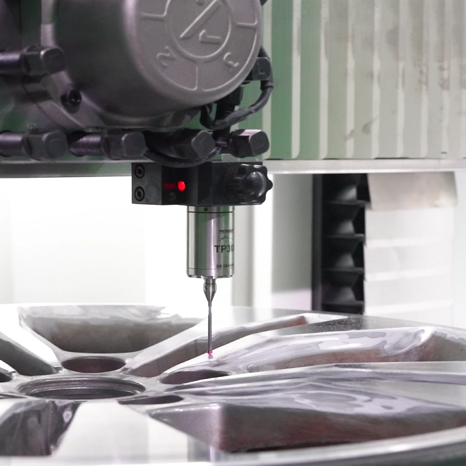 Vertical Alloy Wheel Repair Machine AWR804VP with Ruby Detection and Diamond Cutting Completed in Four Automated Steps