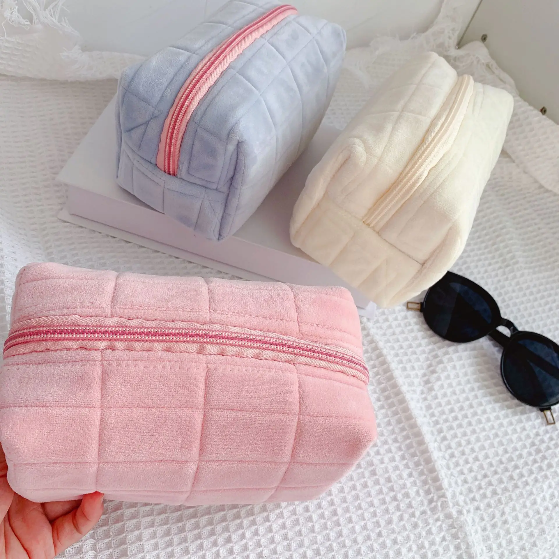 Wholesale New Style High Quality Portable Cream Velvet Cosmetic Makeup Bag For Stationery With Zipper