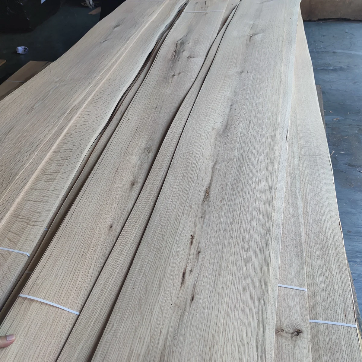 Деревенский стиль высокое качество узловатый Дубовый шпон красный бесплатный образец шпона