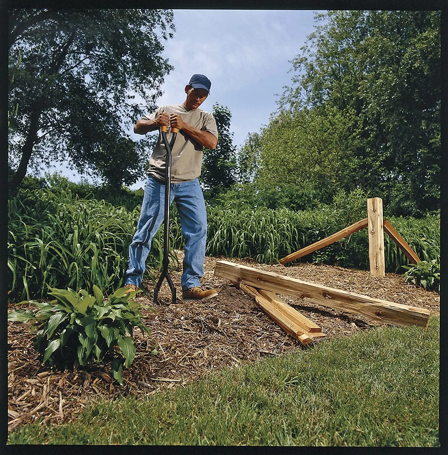 Fiberglass Handle Post Hole Digger with Ruler and Cushion Grips