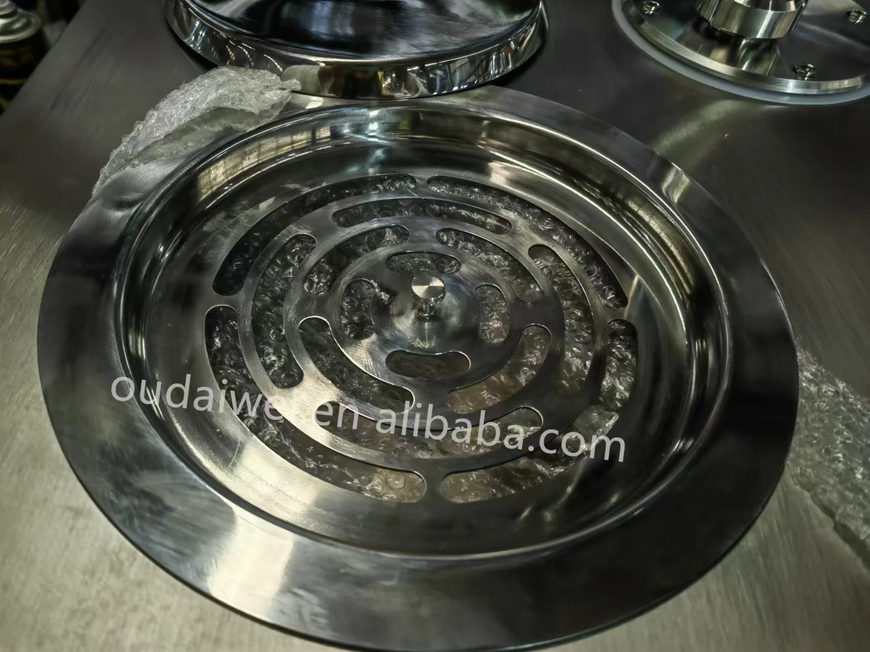 Small automatic chocolate dispenser for melting continuous chocolate return lighter