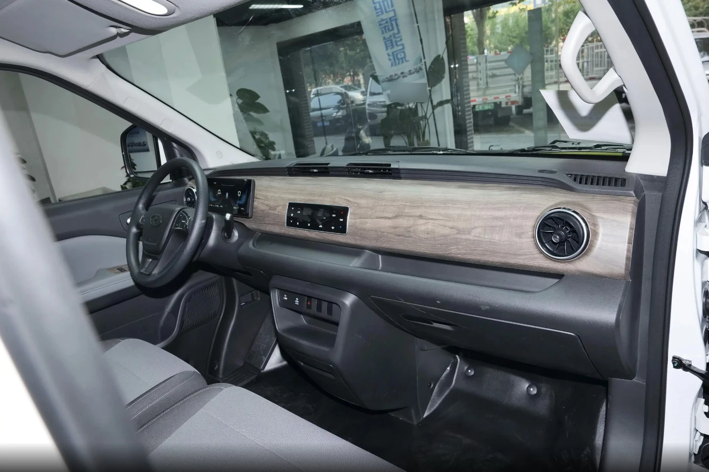 EV cargo van Dongfeng Ruichi EC75 electric cheapest express panel van 2 passenger FWD made in China