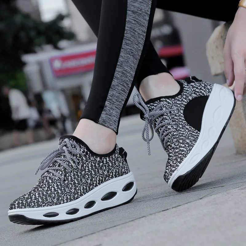 
Yeezy Style Private Label OEM Thick Sole Knit Wedge Sepatu Platform Sneakers for Women Fashion Sport Shoes 