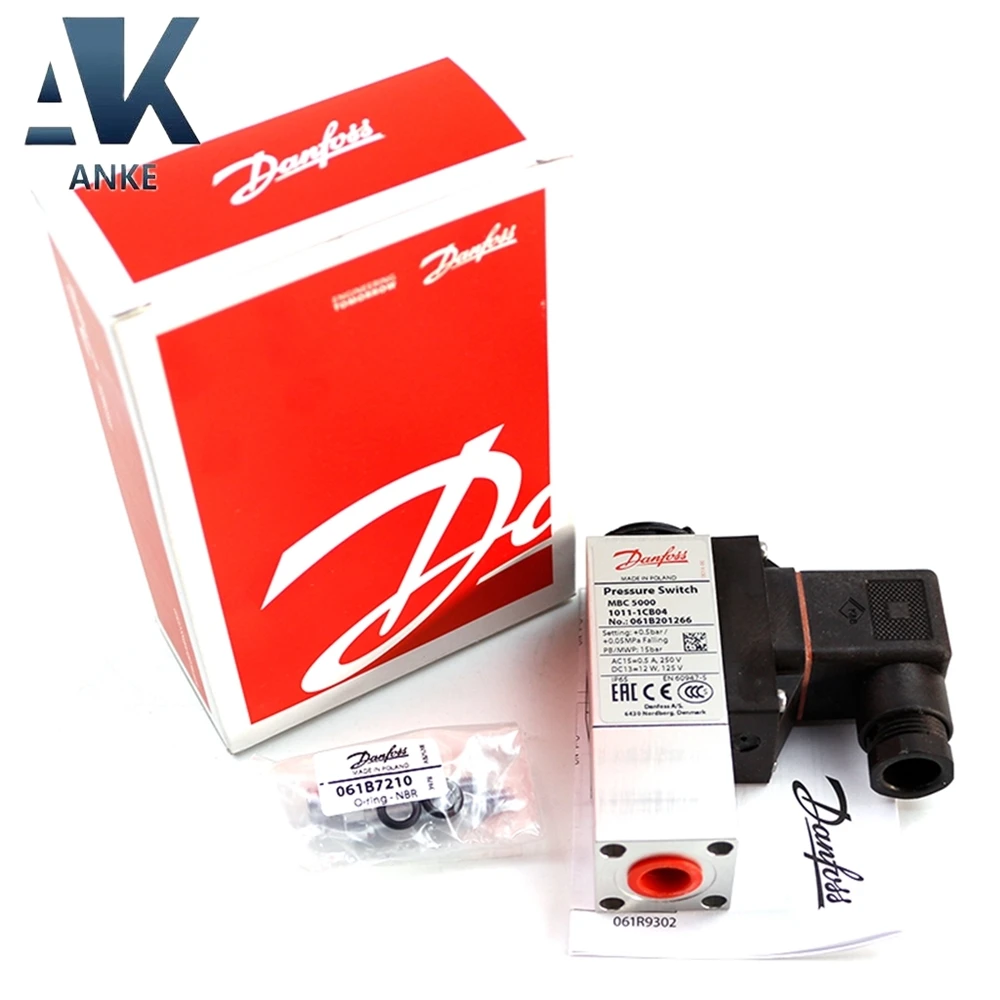 Danfoss 060G3043 pressure sensor 10-30V the pressure connection size is 1/2 IP65 the electrical connection is DIN plug