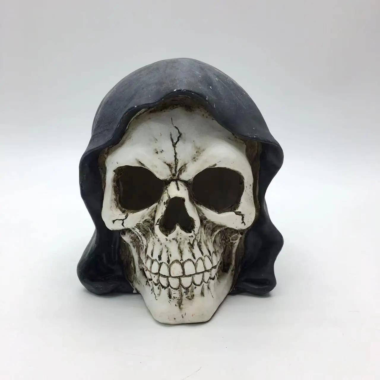 Halloween Decorations Indoor Outdoor  Resin Crafts Skeleton Ornaments Skeleton Head In Cocoon With Red Led Eyes