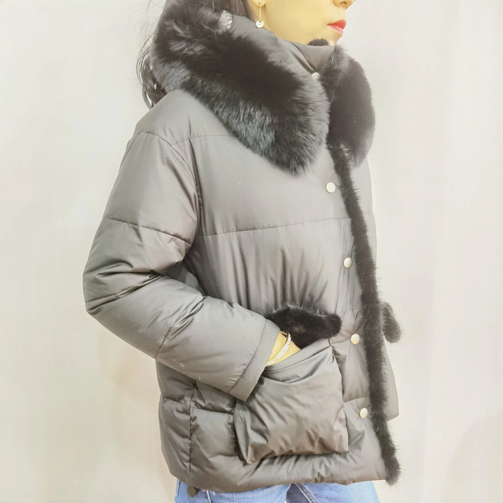 Custom OEM Real fur collar thickened women coat women winter down coats and jackets with fur and hoodie duck down jackets