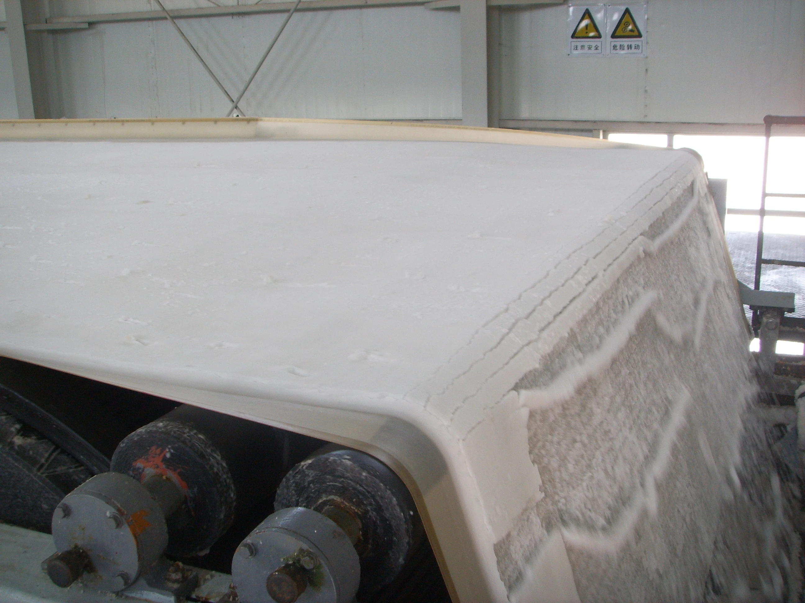 Horizontal rubber belt vacuum filter for potassium salts