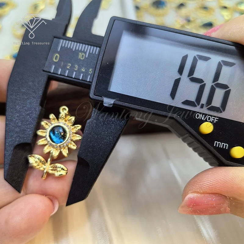 XK020 Fashion Sunflower Jewelry Pendants For Women Starry Sky Necklace 18K Gold Plated Copper Universe Planet Zircon Necklaces