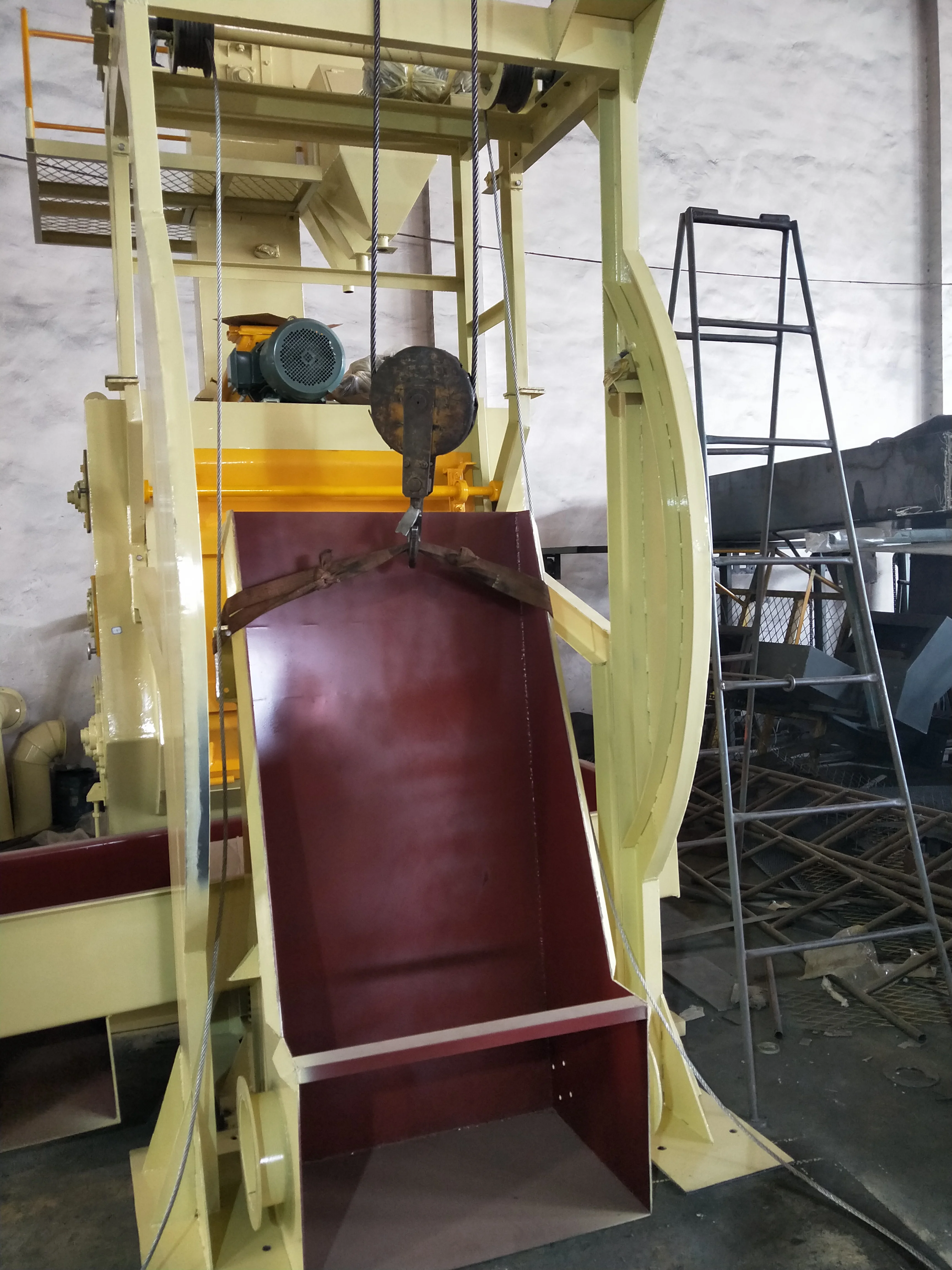 rubber belt tumble type shot blasting machine with automatic loading unloading system for for Sewing machine parts surface clean