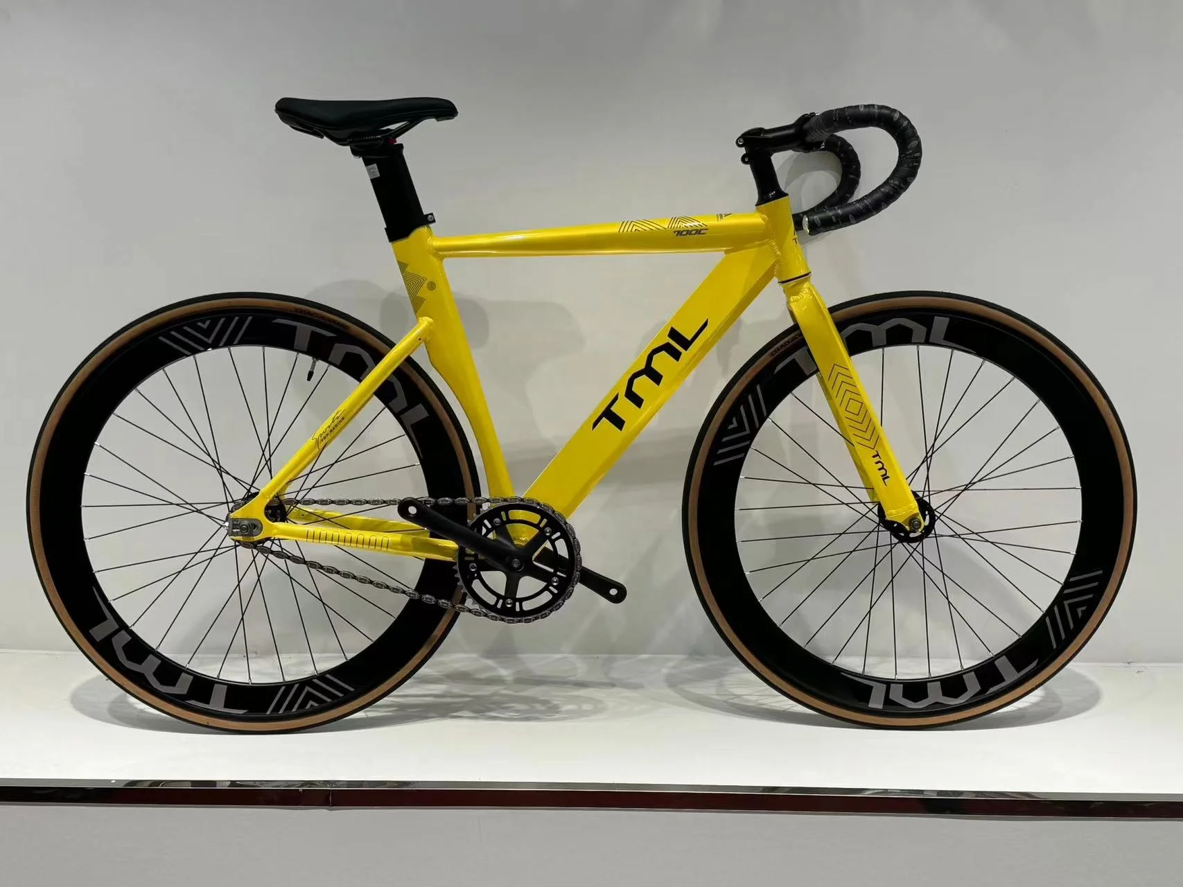 Factory Sale Single Speed Black White Yellow Aluminum Alloy 700C Fixed Gear Bike bicycle.