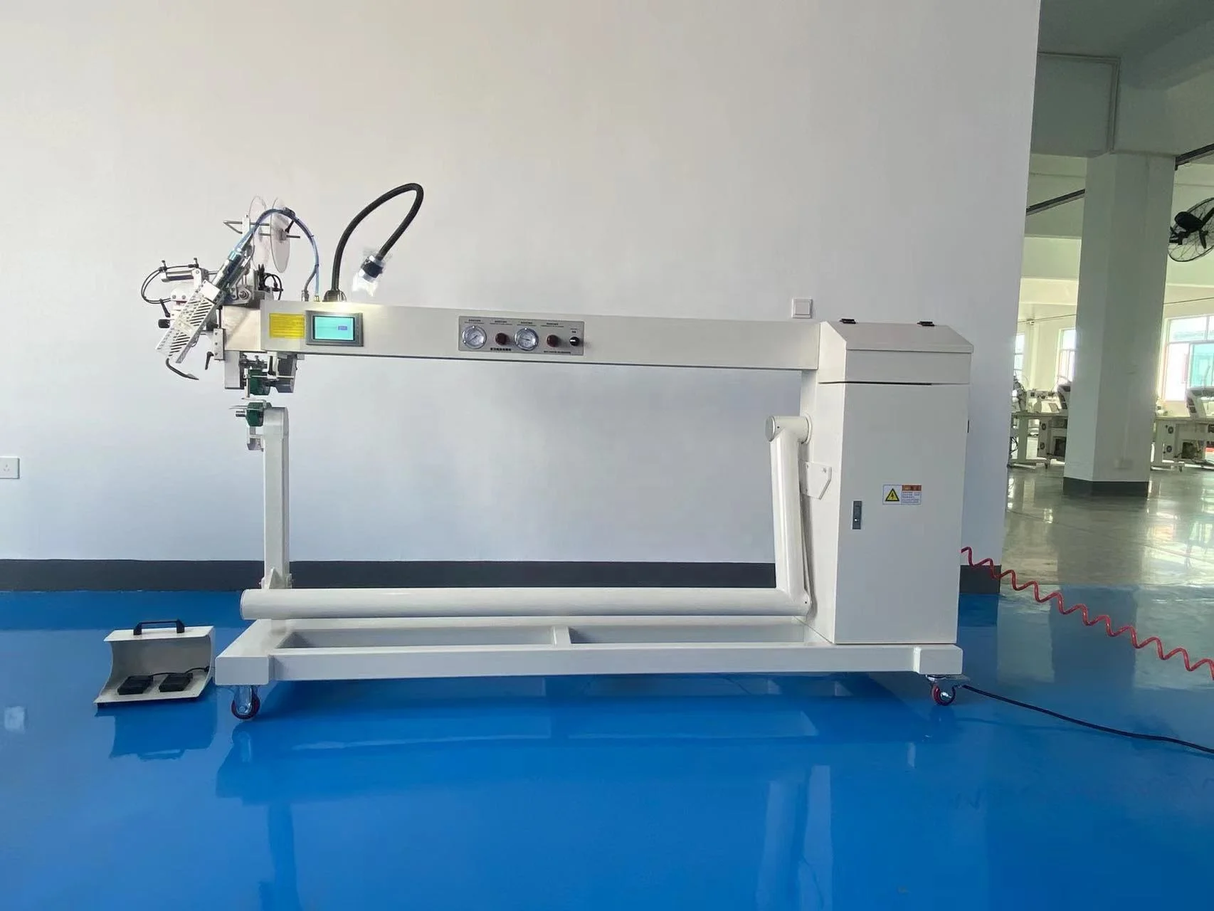 Lengthened dual arm hot air PVC welding machine