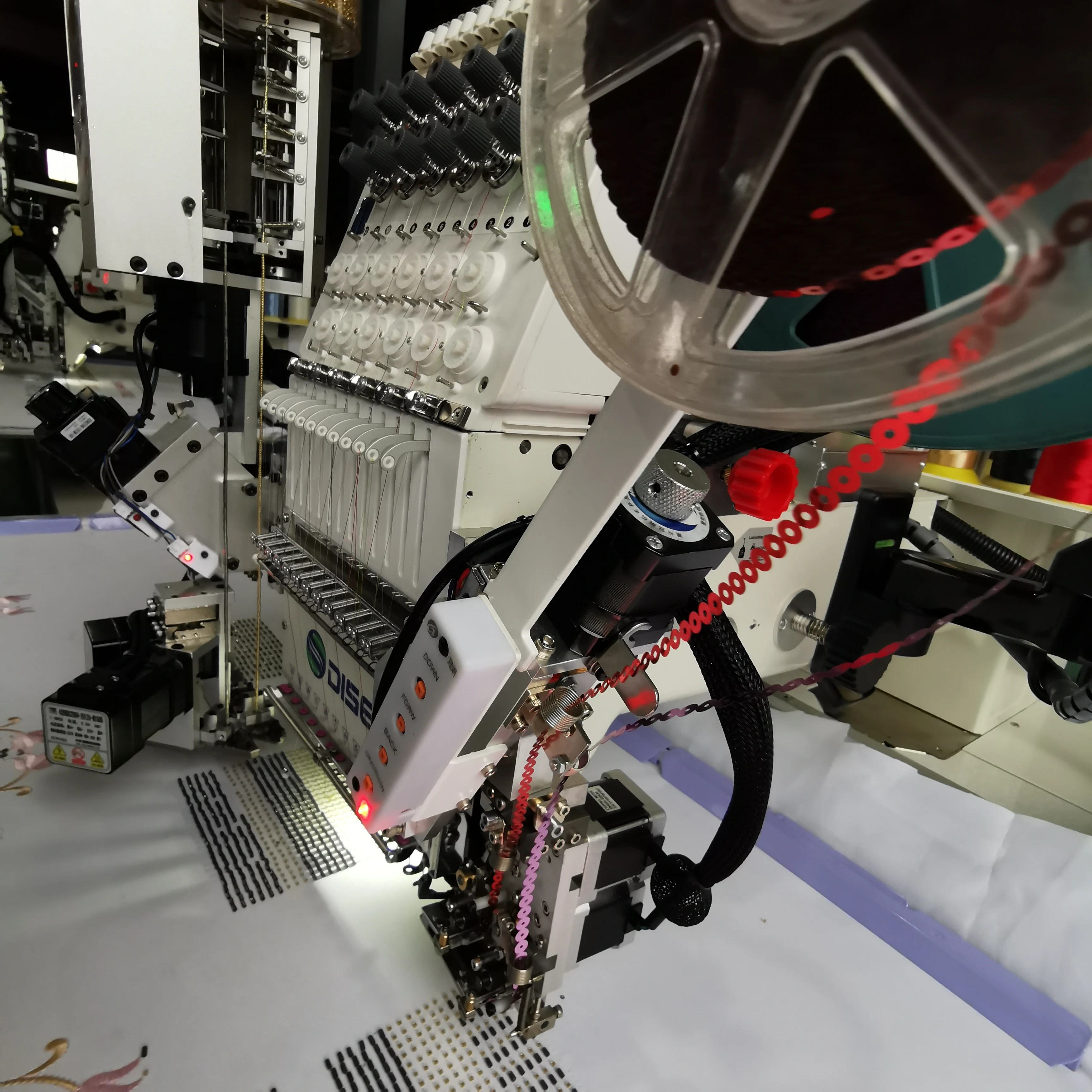 Компьютеризированная Вышивальная и швейная машина с одной головкой домашняя многоголовочная мини-вышивальная для футболок блестками бисером