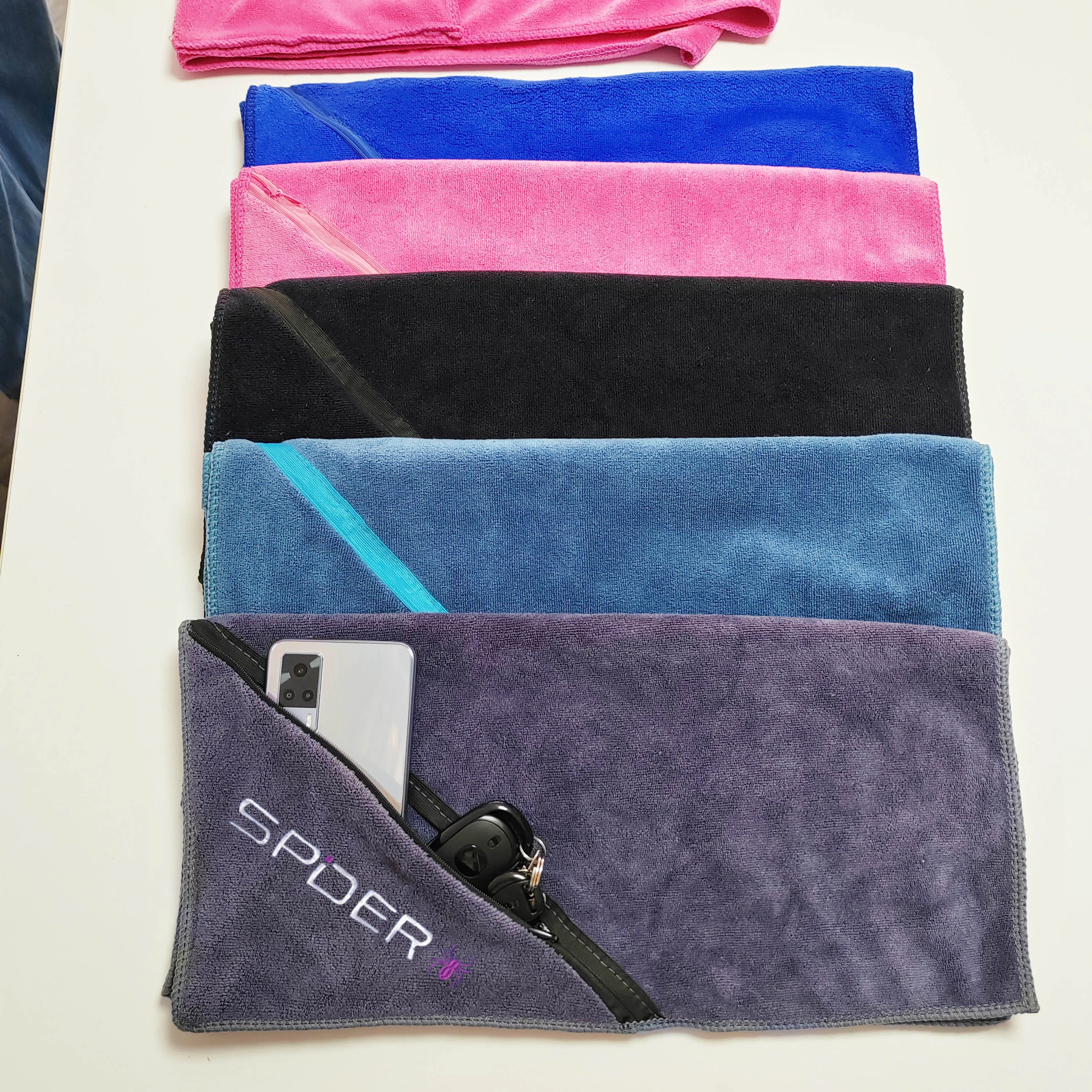 Custom Embroidered logo Sweat Workout Towel Super Absorbent Microfiber Sport Fitness Gym Bench Towel with Zipper Pocket