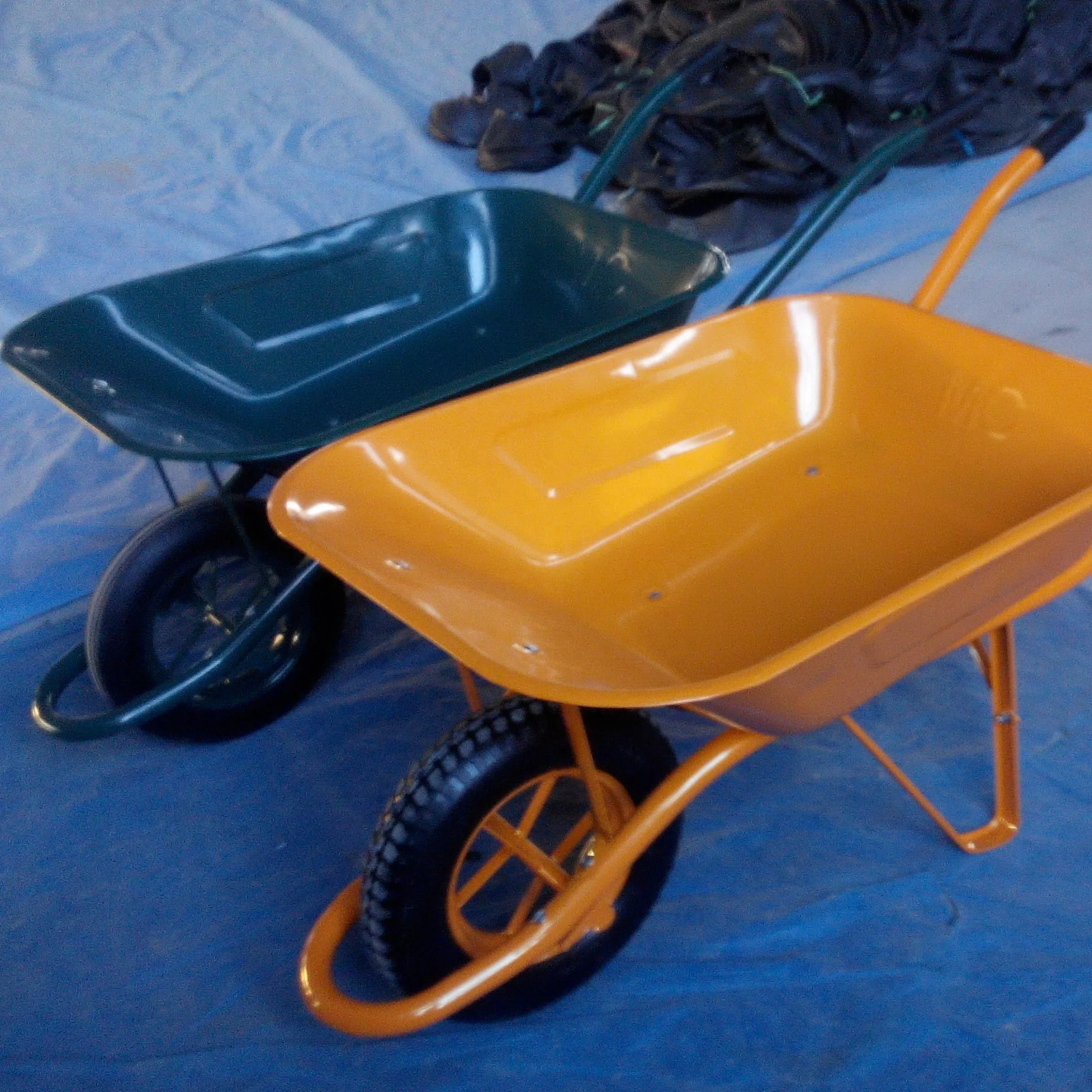 Pneumatic Wheel Wheel Type and 65 L Water Capacity wheelbarrow WB6400