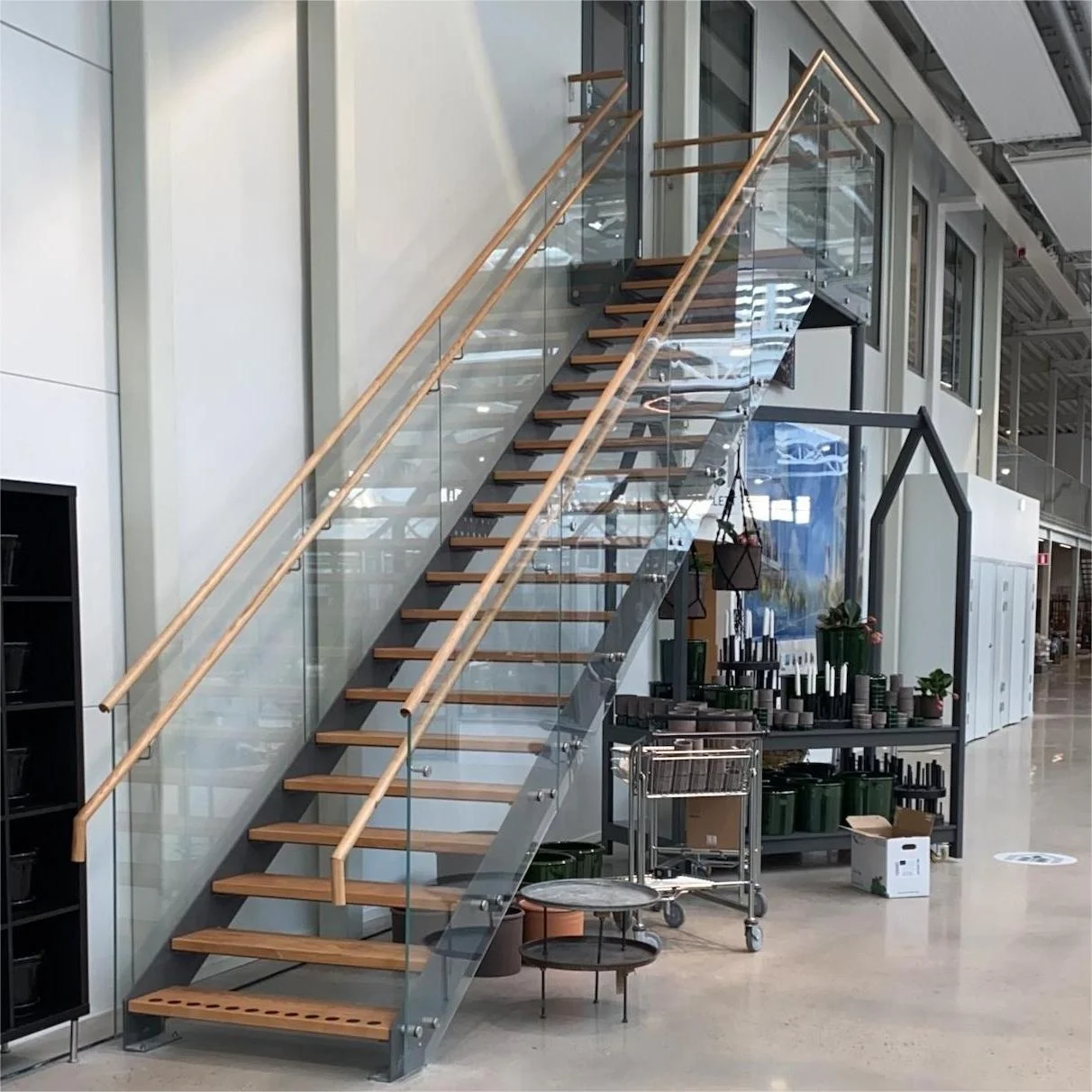 China Supplier Glass Railing Wooden Decorative Staircase Stair Steel Fixed With Solid Wood Armrest Clip Stairway