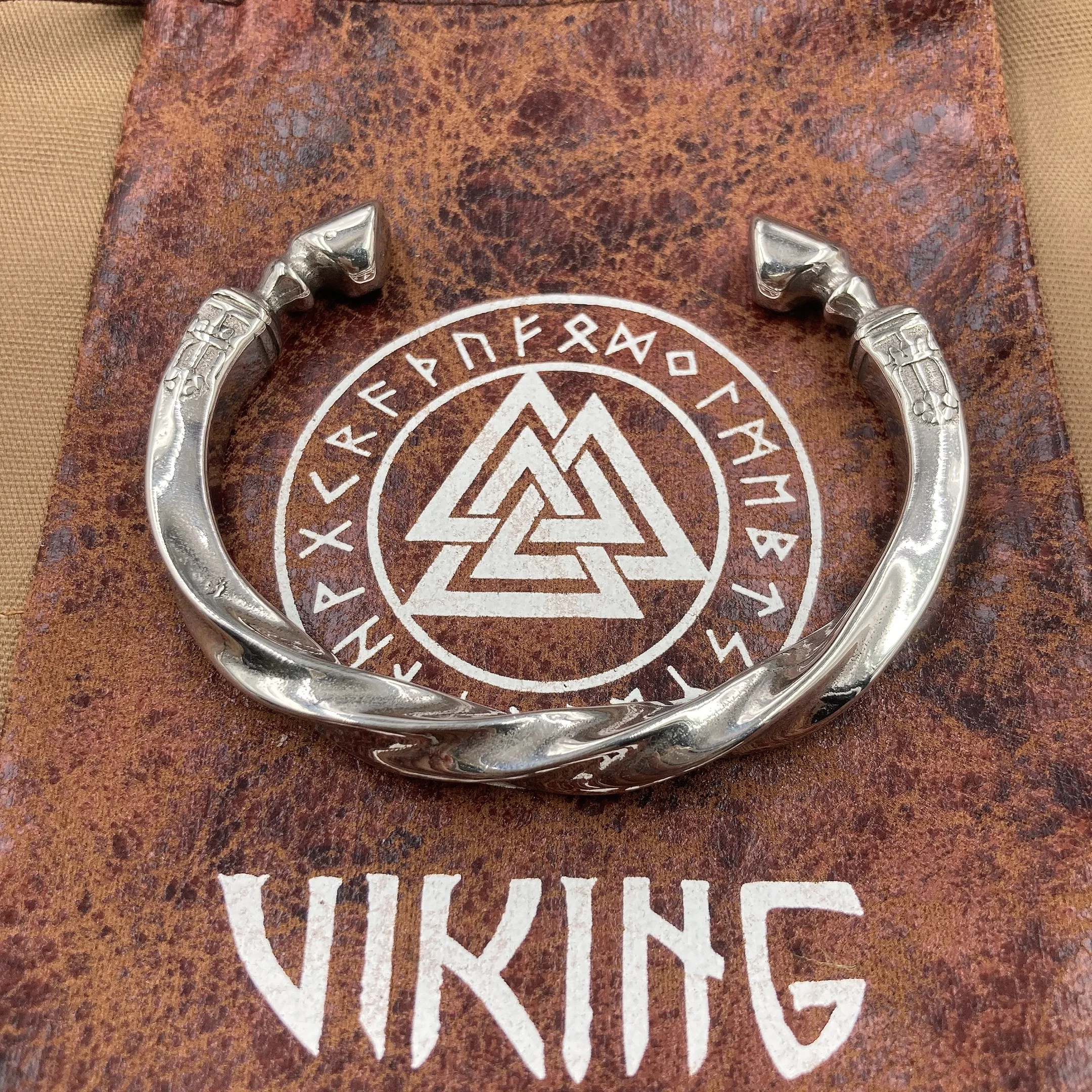 2024 hot selling Wholesale Vintage Titanium Steel War Horse Horseshoe Bracelet Domineering Twisted Horseshoe Open Bracelet