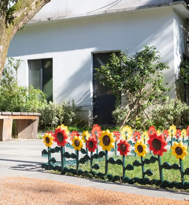 lightweight & easy installation morden garden pvc decorative fence gate insert flowers plastic fence panel