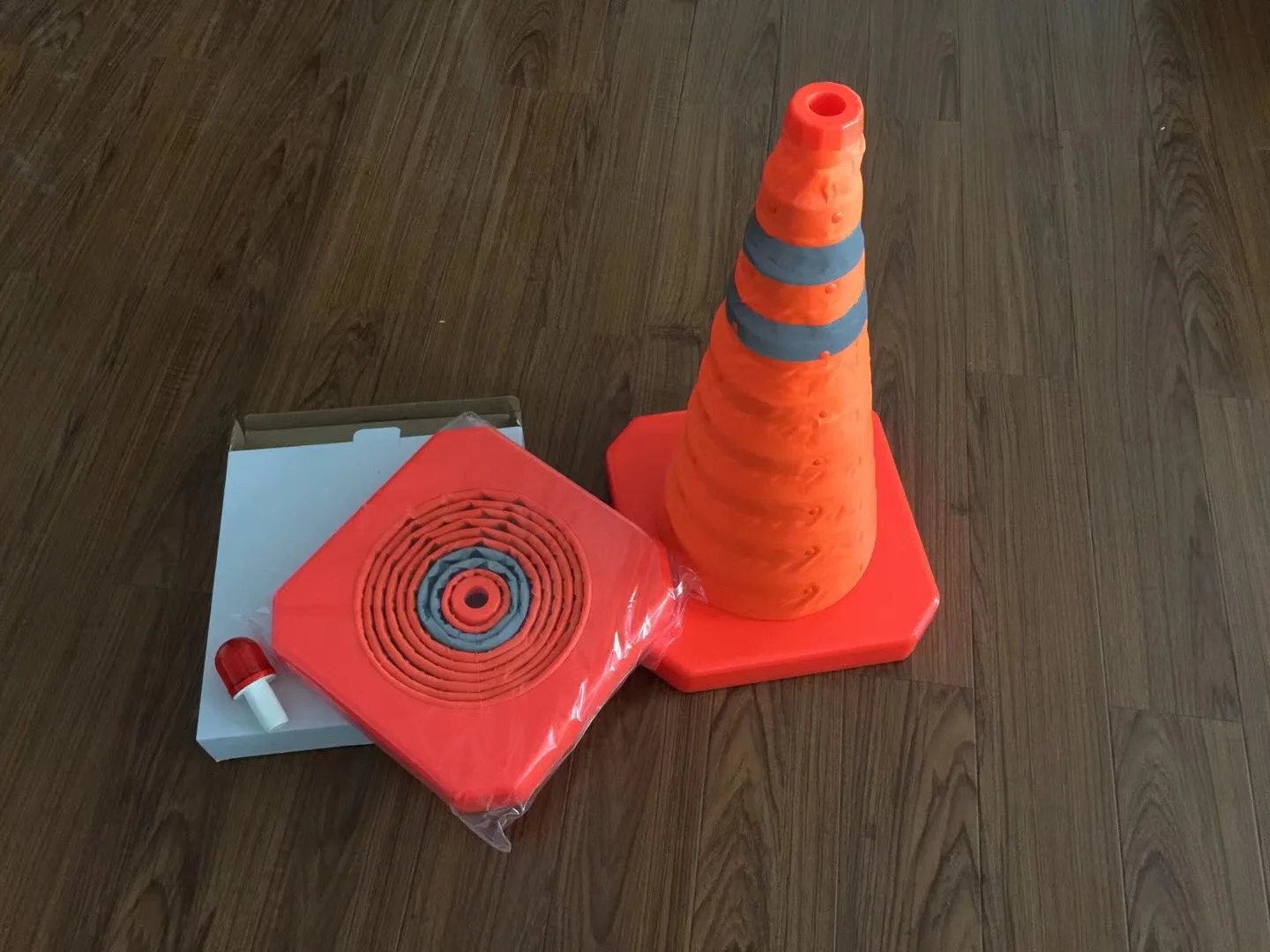 Hot Selling Small Size 30CM Height with Top LED Warning Light PP Base Folding Traffic Cone for Pavement Security