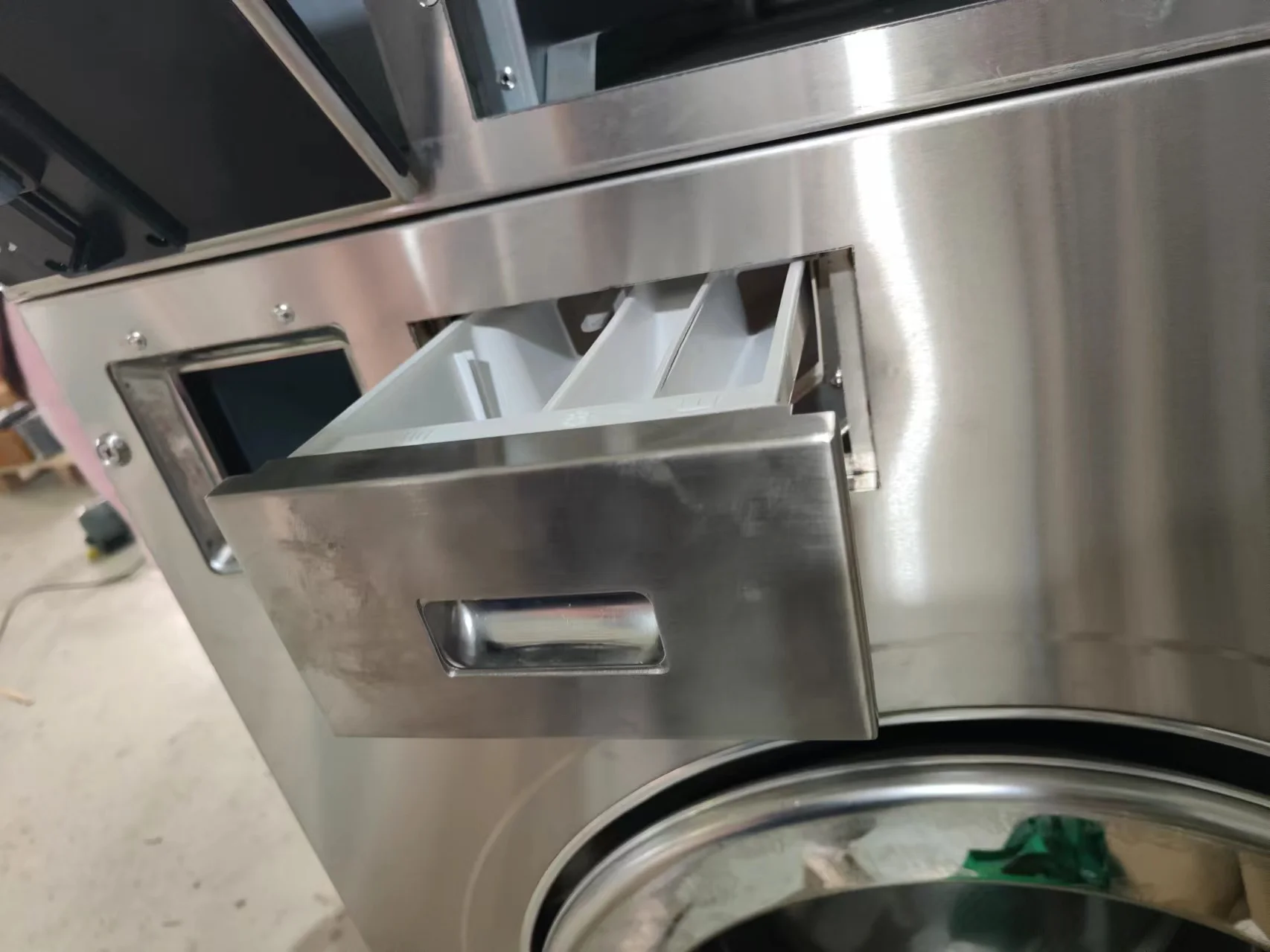 Professional 27KG 25KG Coin-Operated Commercial  Laundry Extractor Hard Mount Washing Machine With Build-in Soap Box