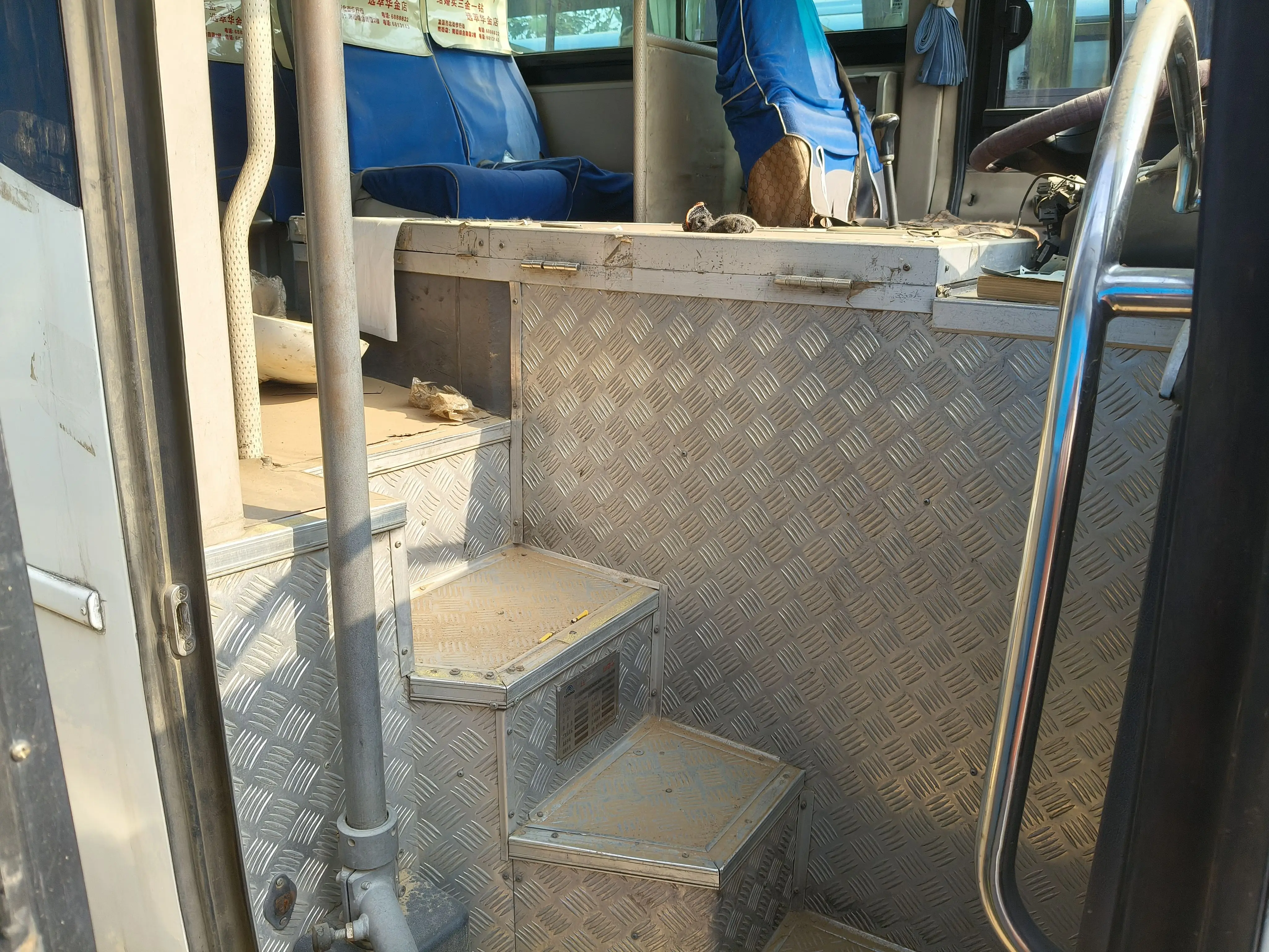 Cheap Price Used Bus 39 Seats Coach Buses New and Used Sale Youtong Front Engine RHD