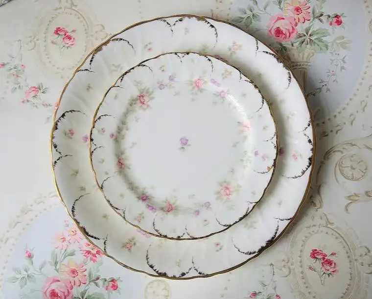 HUADA Hot Selling Gold Rim Ceramic Dinnerware Set Nordic Style Flower Design Round Porcelain Plate Wedding Deroation