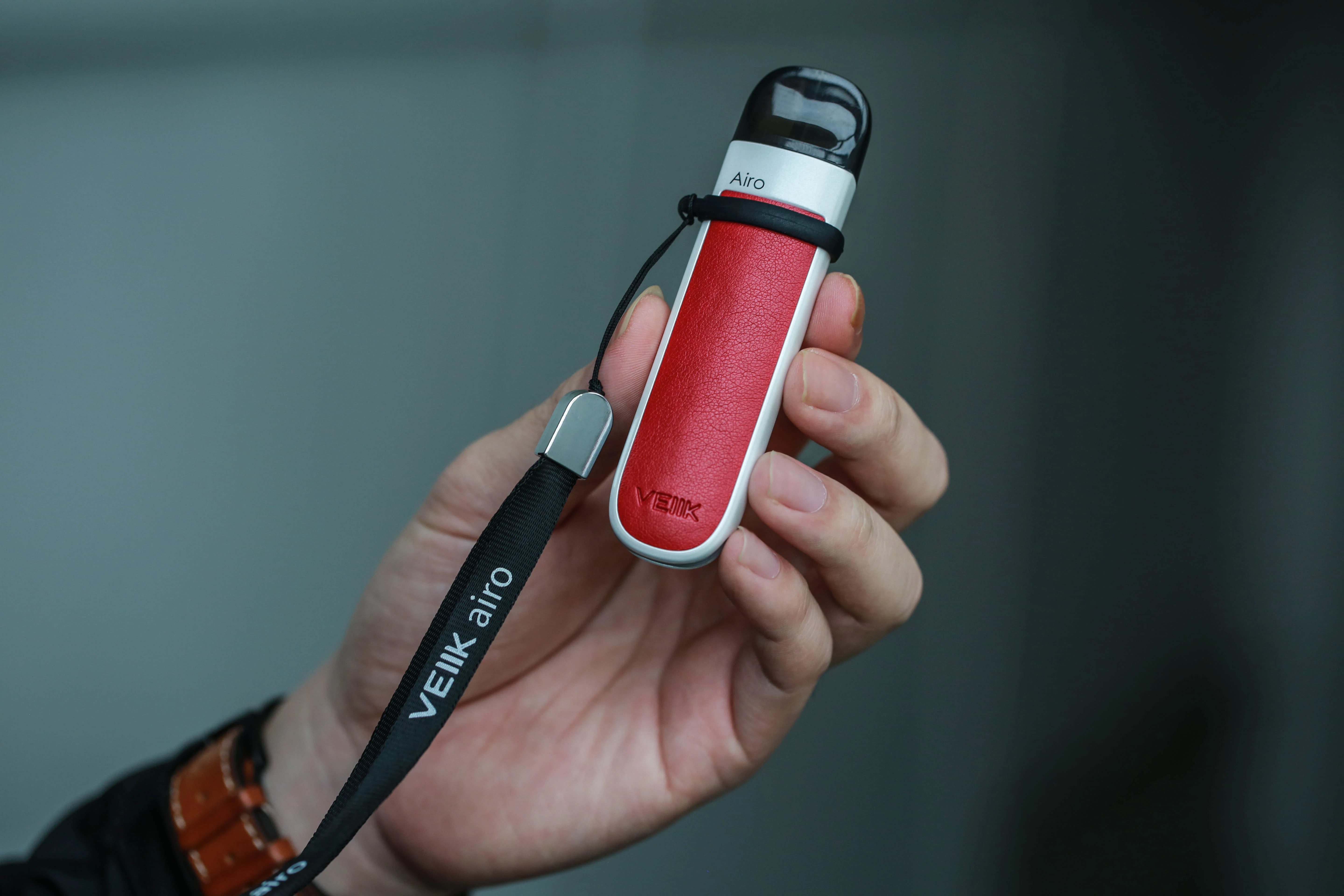 
Wholesale vape starter kit VEIIK AIRO small vape pen fashion e-cigarette built in 500mAh battery with PU panel unique design 