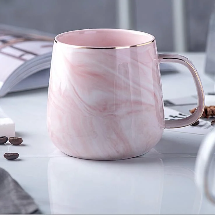 Керамическая кофейная кружка с золотым ободком и мраморным дизайном розового цвета фарфоровая
