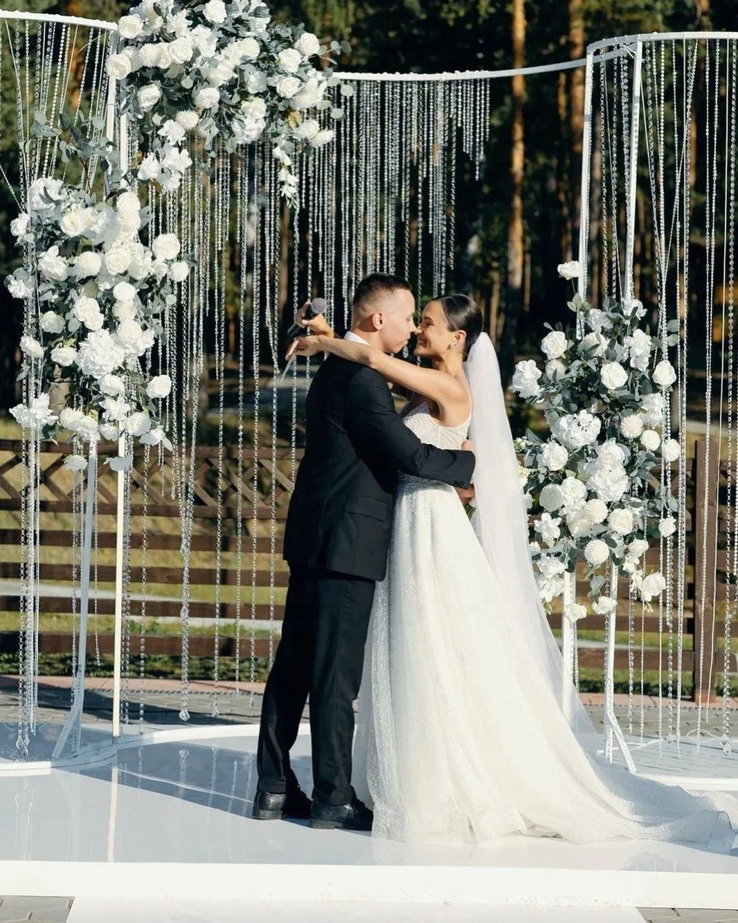 Curve Shape Metal Backdrop White Golden Arch Beads Hanging Metal Gate Door Stand Backdrop Wedding for Event Ceremony