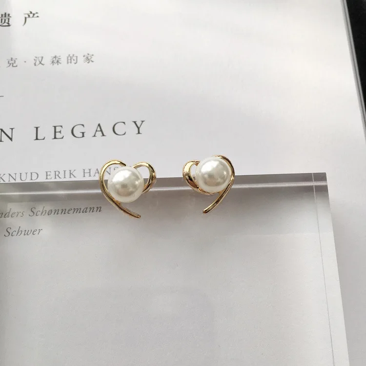 2019Korean version peach loving pearl ear nail simple smooth earrings with all kinds of temperament Earrings FOR WOMEN