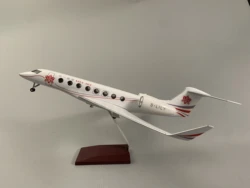 Модель самолета с подставкой и посадочным шасси Private Jet 1/75