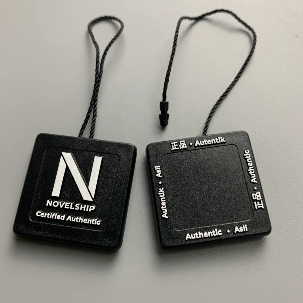 Custom New Design Embossed Logo Luxury Black Garment Plastic Hang Tag String for Clothing