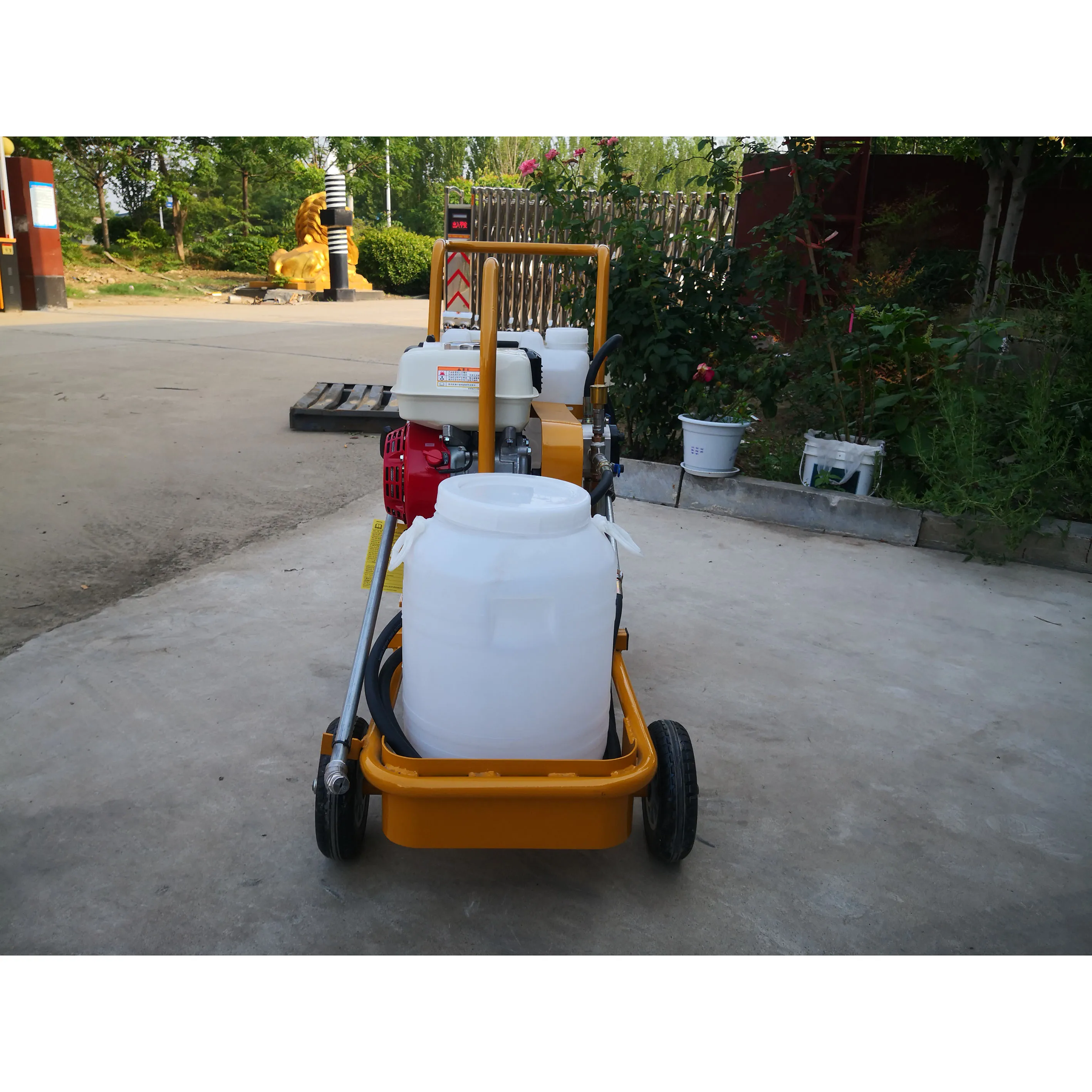 Free Delivery of Small Asphalt Spreader 18H Power Emulsified Asphalt Spraying Equipment
