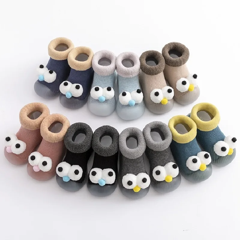 Осенне-зимняя утепленная детская нескользящая обувь с мягкой подошвой Милая и носки героями мультфильмов