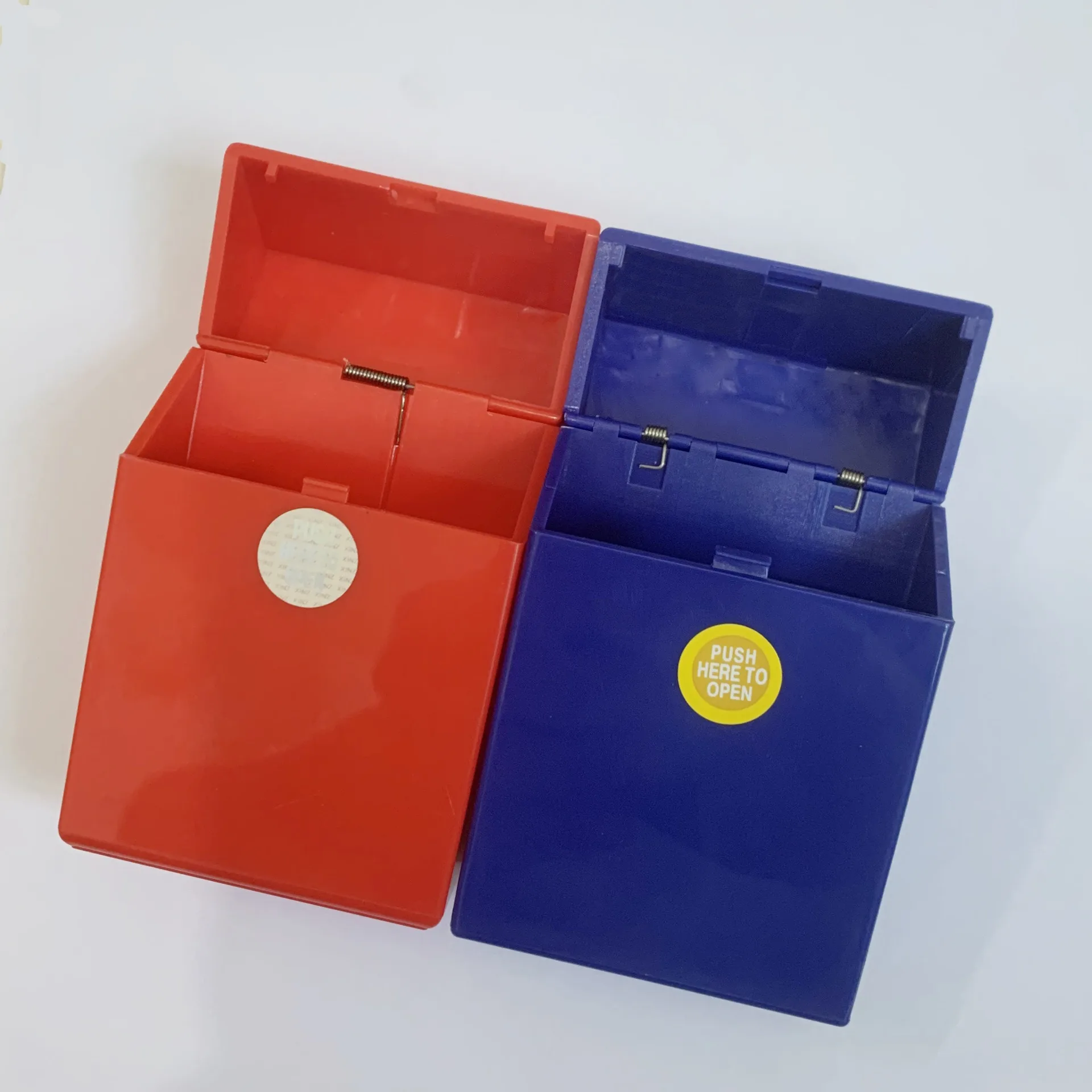 Пластиковый футляр для сигарет