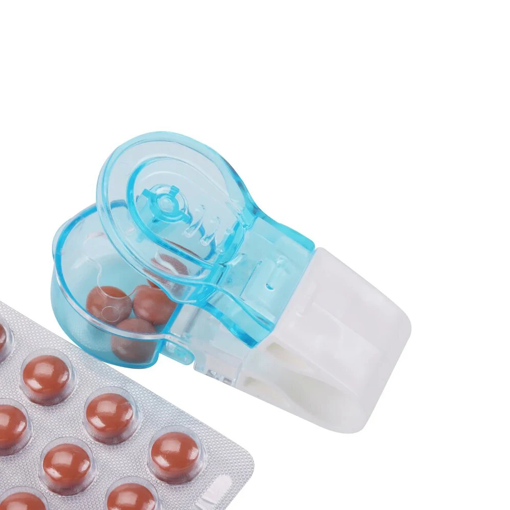 Wholesale mini promotional plastic multifunction round chinese tablet cutter medicine cutter portable pill cutter and crusher