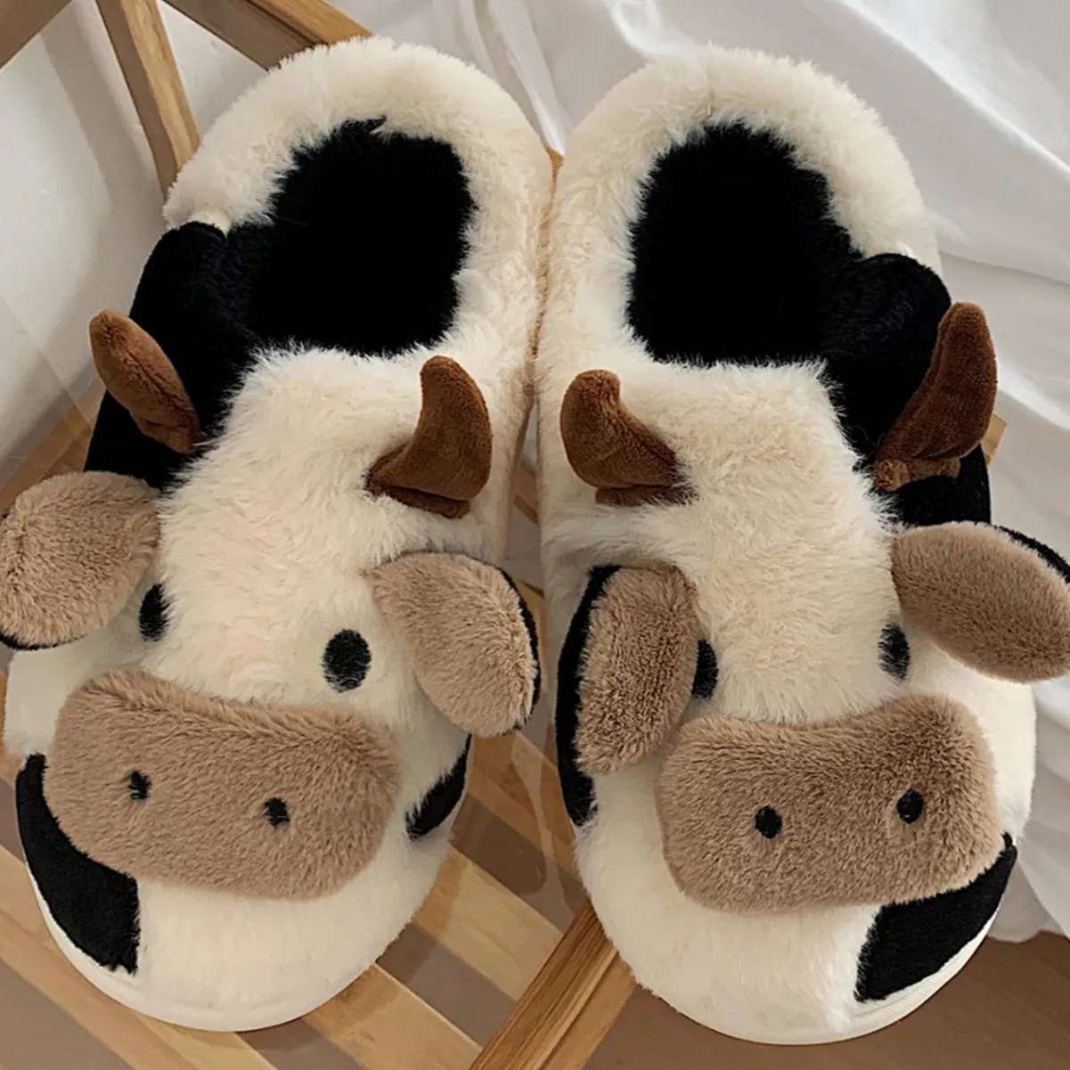 Wholesale plush furry winter home couple ladies fashion fur cartoon cow women slipper for women cute cartoon cow slides