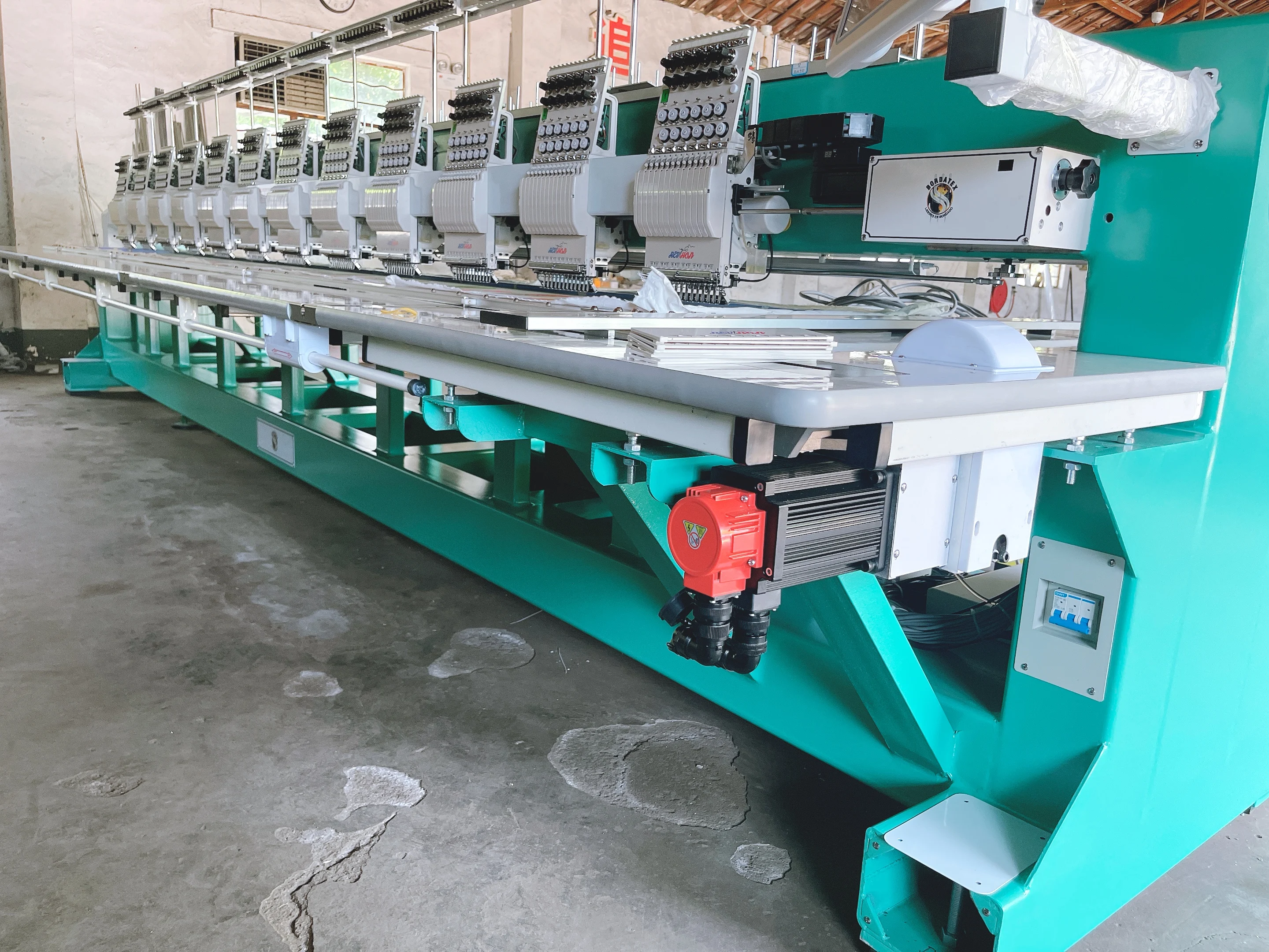 Промышленная Автоматическая вышивальная машина QHM & REVHON с 12 головками, заводская цена