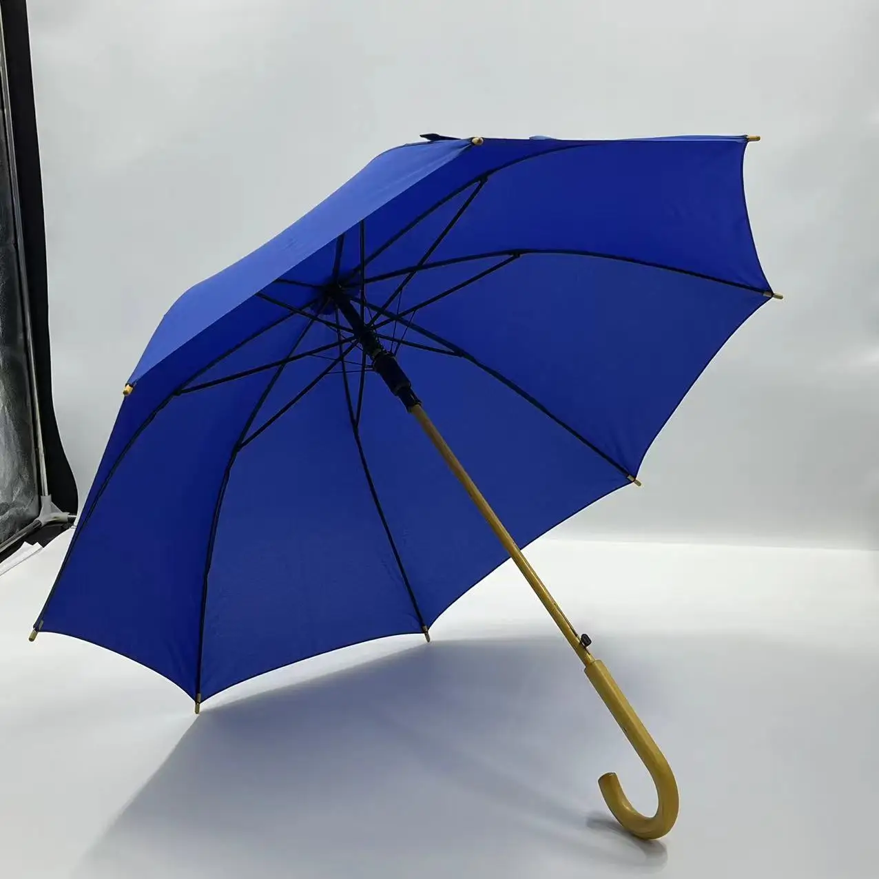 Customized Logo  and color Sturdy 8 Ribs straight long curved handle umbrella rain and sun umbrella windproof