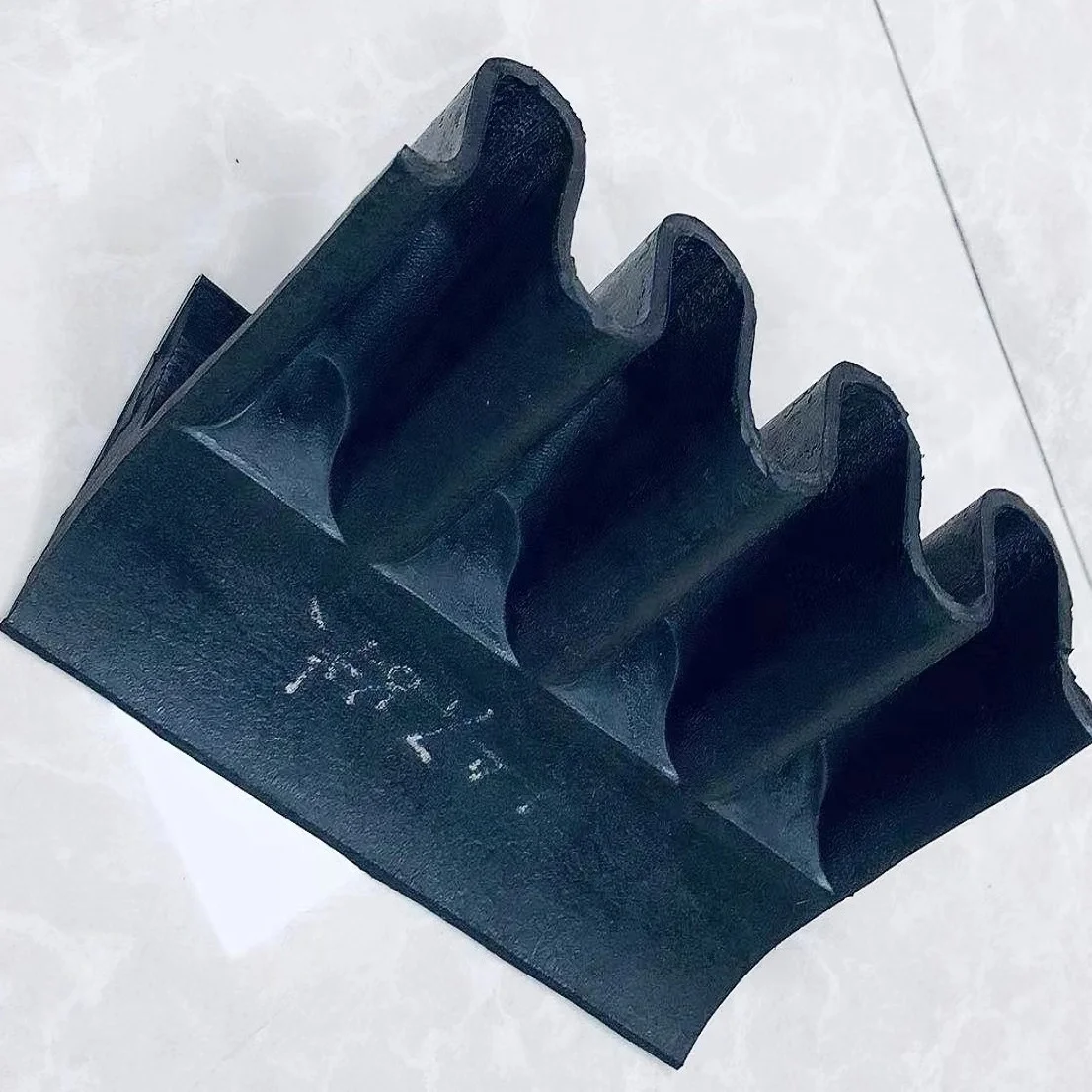 Vacuum filter rubber conveyor belt for acid and alkali resistant solid-liquid separation device used in chemical industry