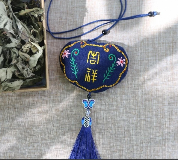 Jixiang Lock Hook Needle Fragrant Bag High Quality Handmade Artemisia Leaf Fragrant Bag Chinese Style Fragrant Bag Hanger