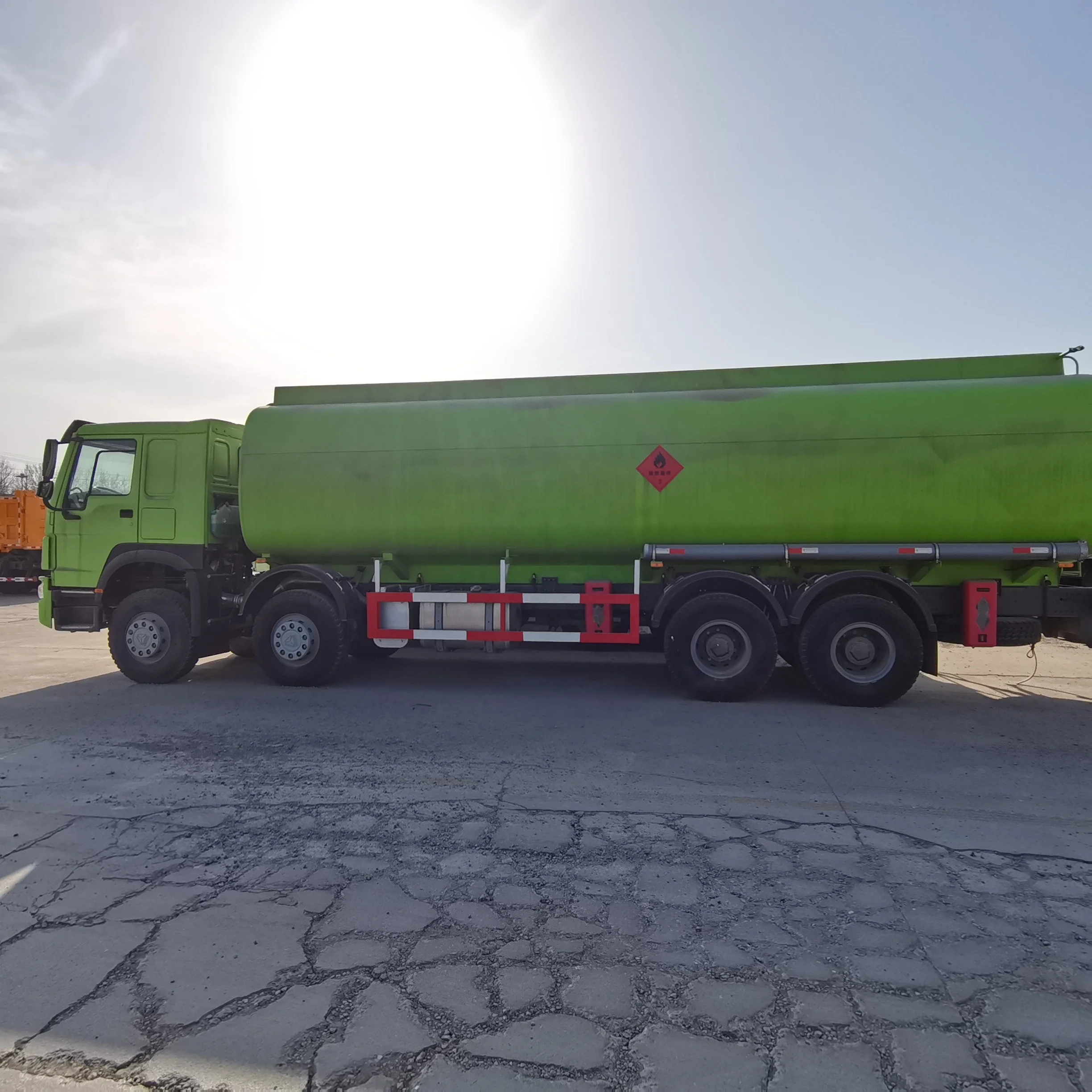 Best quality 2022 model sinotruk howo 6x4 8x4 oil tank truck fuel tank truck 15CBM 20CBM 25CBM for sale