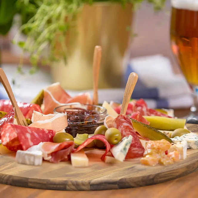 Customized Circular Wooden Bread Board Lovesickness Wood Cutting Board with Solid Wood Handle Wholesale Vegetable Cutting Board