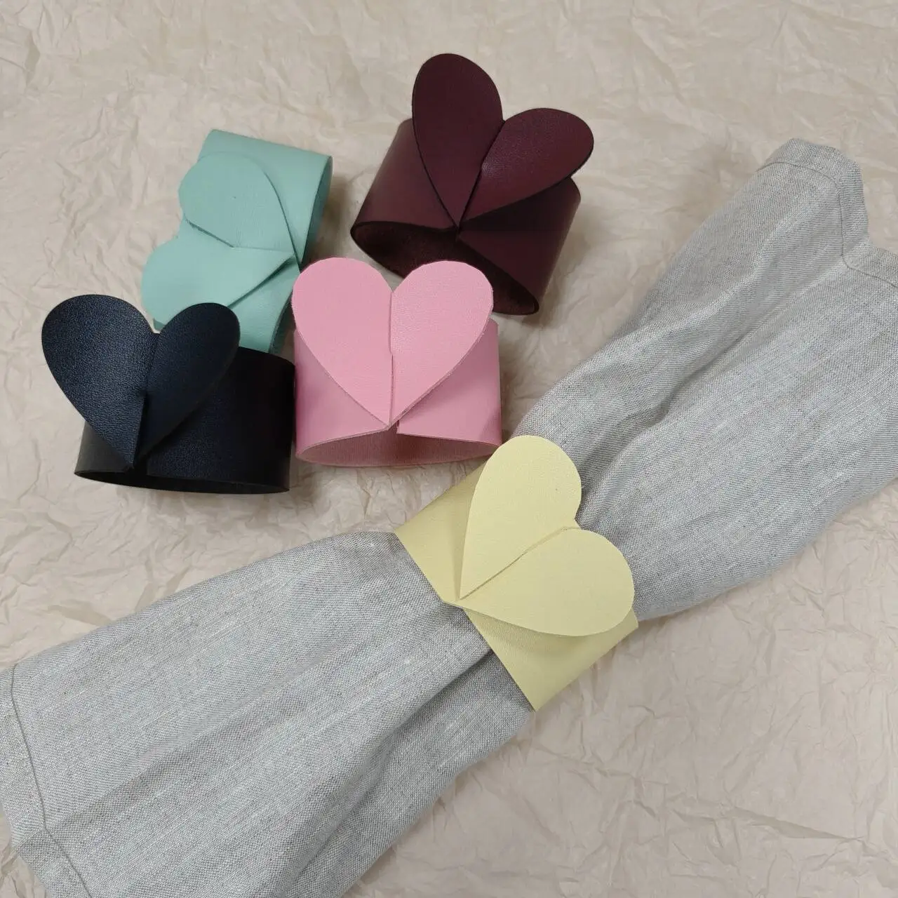 Customized Creative Design Heart Shape Wedding Birthdays Hotel Faux Leather Napkin Ring Clip