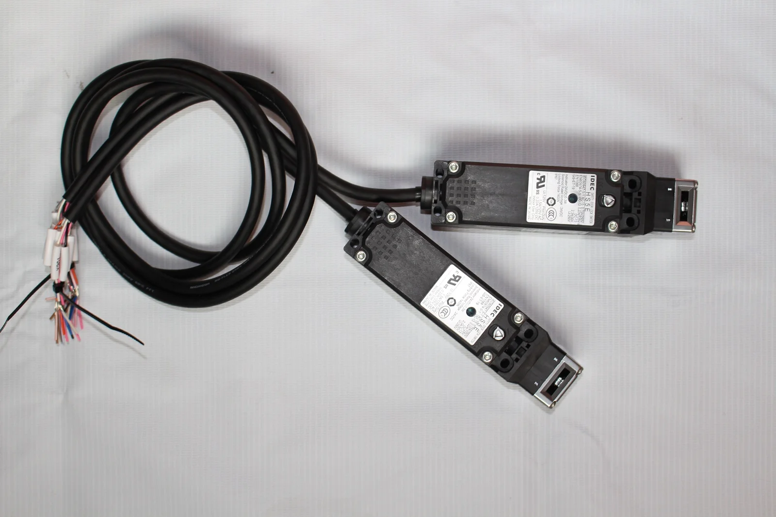 IDEC HS5E VA4 HS5L-VA4 TOSHIBA MACHINE SAFETY DOOR LOCK SWITCH electronic lock