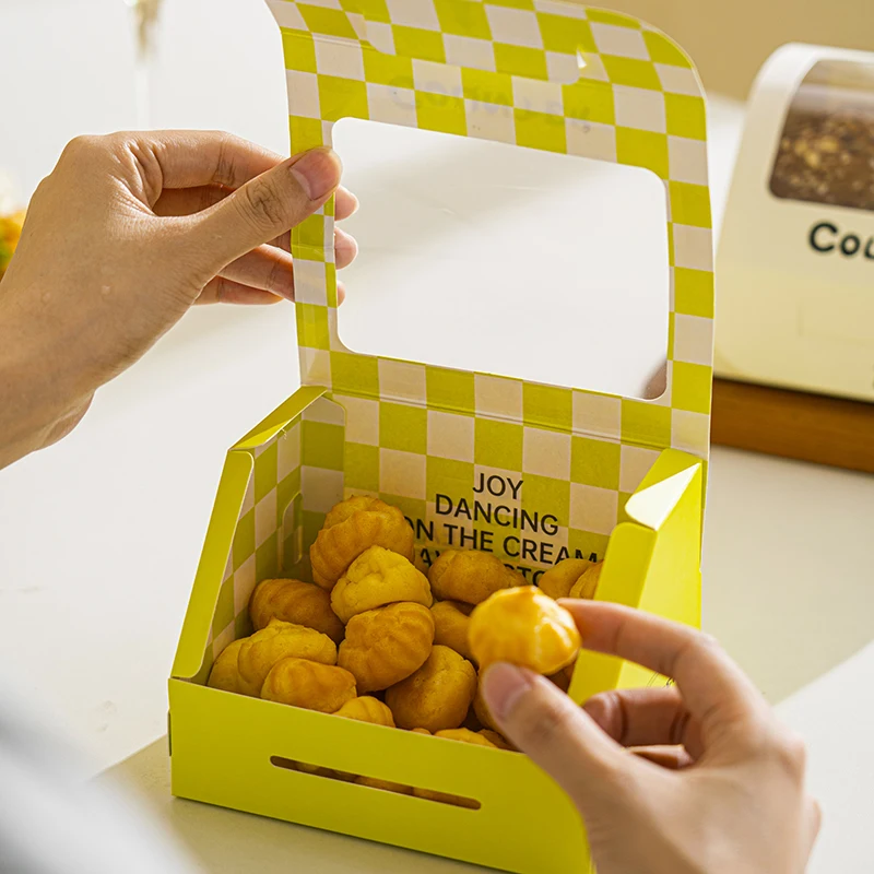 Wholesale Custom Cake Shop Hot Sale Portable Packed Snacks Dessert Packaging Box with PVC Window for Cake Takeaway Packaging