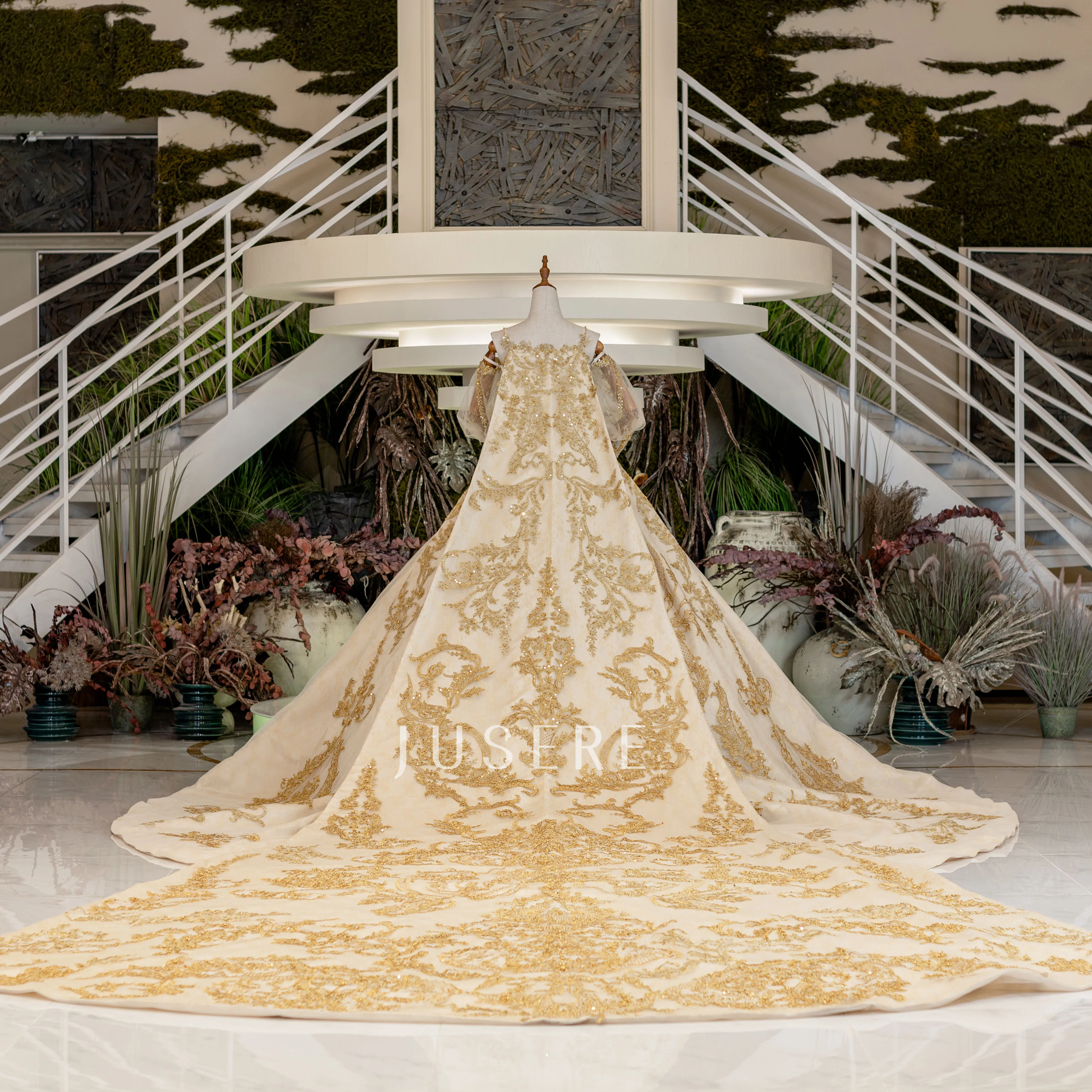 Luxury Heavy Golden Embroidery Royal Wedding Dubai Cathedral Train Ball Gown Wedding Dresses